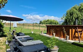 MAS GABELYS propriété privée avec parking ds jardin clos et terrasse avec superbe vue ste Victoire